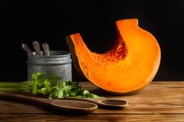 Tahta masadaki bir parça balkabağı.