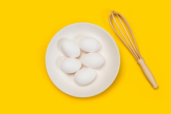 Белые Яйца Тарелке Желтом Фоне — стоковое фото
