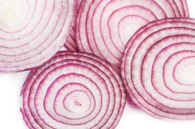 Mor soğan dilimleri beyaz üzerine izole edilmiş üst görüntüde.