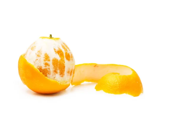 Eine Geschälte Orange Mit Einem Teil Der Schale Auf Weißem — Stockfoto