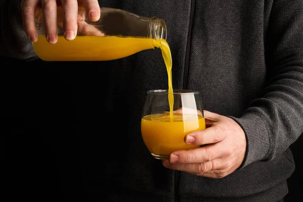 Homem Vestido Cinza Servindo Copo Suco Laranja — Fotografia de Stock