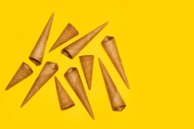 Sarı bir arka plan üzerinde dondurma koniler