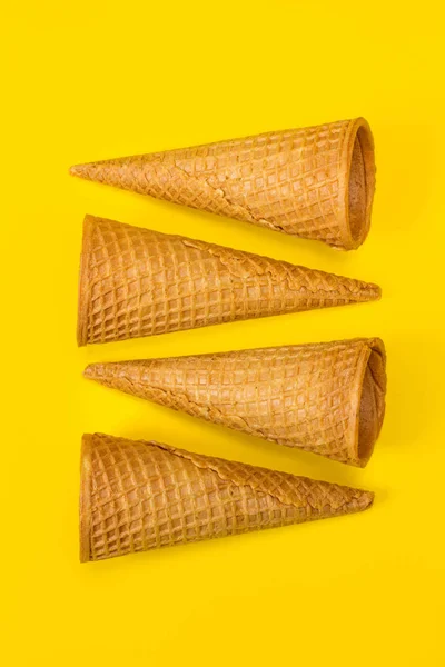 Конусы Мороженого Желтом Фоне — стоковое фото