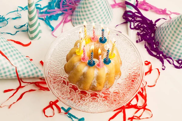 Bolo Aniversário Com Velas Queimadas Coloridas — Fotografia de Stock