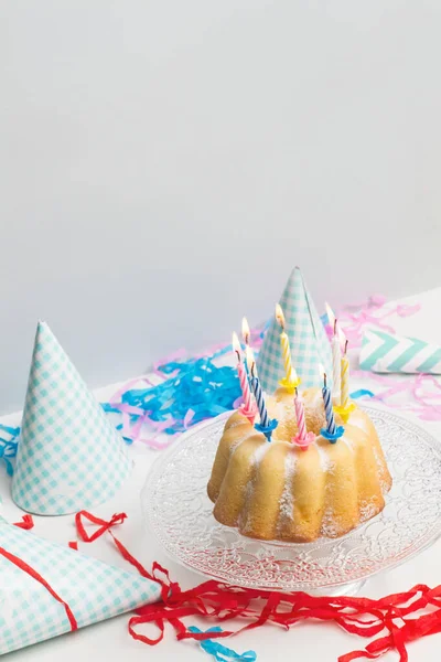 Bolo Aniversário Com Velas Queimadas Coloridas — Fotografia de Stock