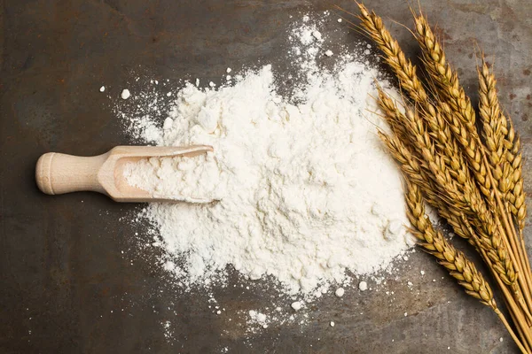 小麦粉と木のスプーン — ストック写真