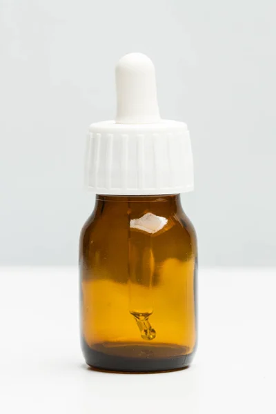 Botella Médica Con Gotero Una Mesa Blanca — Foto de Stock