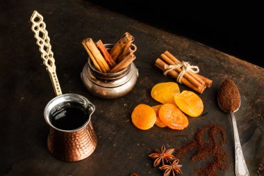 Türk kahve makinesi ve malzemeler kırsal metal bir masa üzerinde