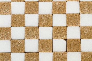 Beyaz ve kahverengi şeker küpleri doğrudan üstte