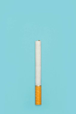 Açık mavi arkaplanda filtre bir sigara