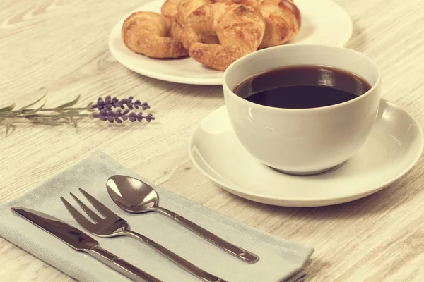 Desayuno Con Cruasanes Café Americano Una Mesa Madera Blanca Una —  Fotos de Stock