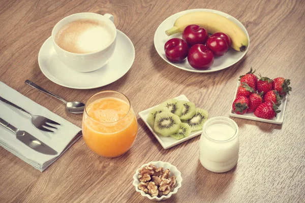 Завтрак Кофе Киви Апельсиновым Соком Деревянном Столе — стоковое фото