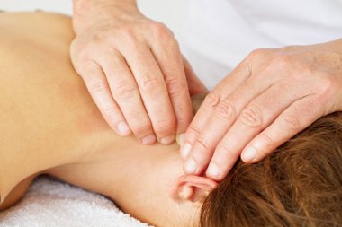Boynunda ve sırtında bir kadına masaj ve osteopati.