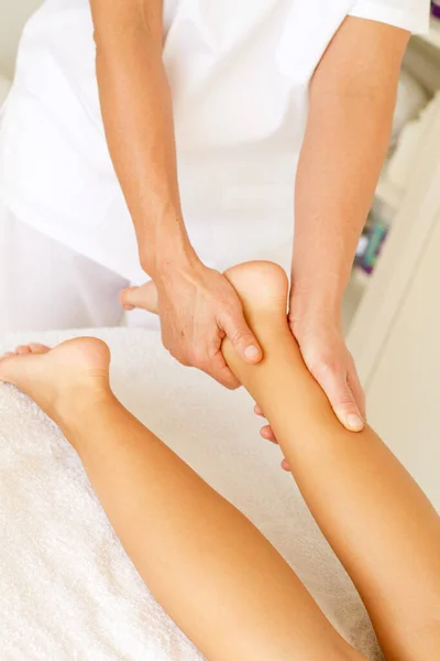 Massagem Fisioterapia Para Uma Mulher — Fotografia de Stock