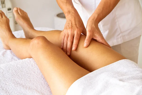 Massagem Fisioterapia Para Uma Mulher Suas Pernas — Fotografia de Stock