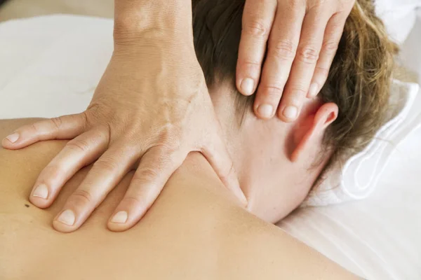 Massagens Osteopatia Para Uma Mulher Pescoço Nas Costas — Fotografia de Stock