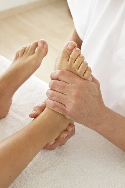 Massage Och Sjukgymnastik Till Kvinna Fötterna — Stockfoto