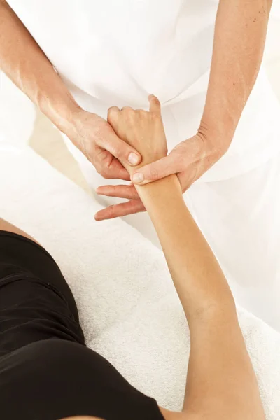 Masajes Osteopatía Una Mujer Mano Brazo Una Camilla Blanca — Foto de Stock