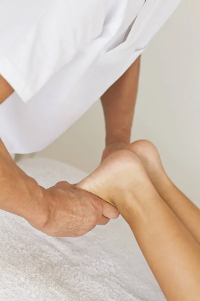 Massagem Fisioterapia Para Uma Mulher — Fotografia de Stock