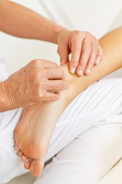 Massage Och Osteopati Kvinnas Häl — Stockfoto