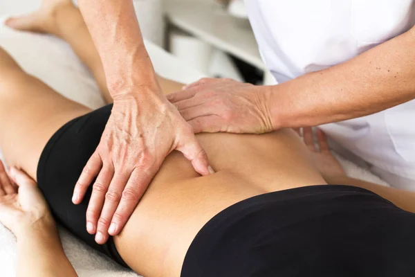 Massage Och Osteopati Mot Kvinna Ryggen — Stockfoto