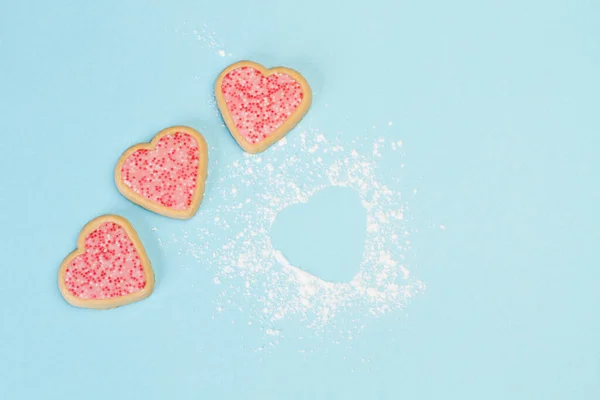 Galletas Forma Corazón Sobre Fondo Azul Claro — Foto de Stock