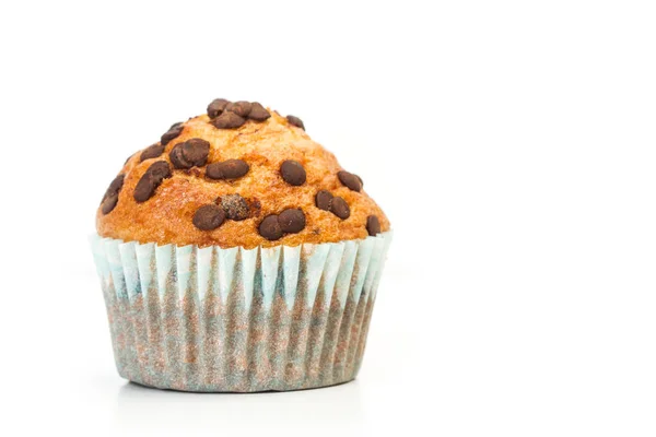 Cupcake Mit Schokoladenchips Auf Weißem Hintergrund — Stockfoto