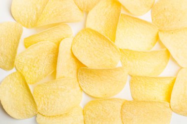 Beyaz arkaplanda izole edilmiş patates cipsi