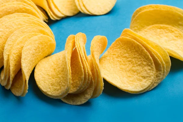 Monte Batatas Fritas Linha Fundo Azul — Fotografia de Stock