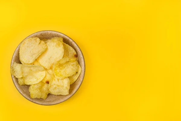 Kartoffelchips Einer Hölzernen Schüssel Auf Gelbem Hintergrund Einer Draufsicht — Stockfoto