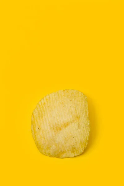 Samotny Chipsy Ziemniaczane Żółtym Tle — Zdjęcie stockowe