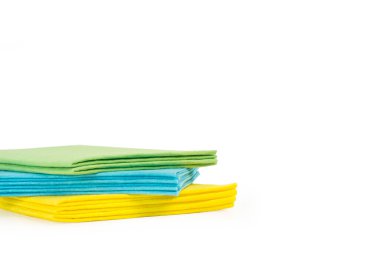 Beyaz arkaplanda izole edilmiş renkli sünger demetleri