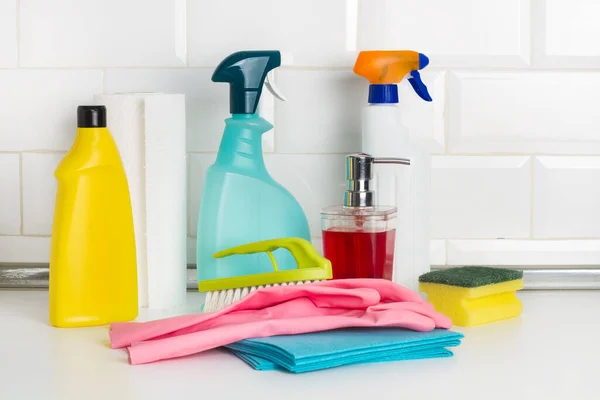 Чистящие Средства Бутылки Моющие Элементы Кухонном Столе — стоковое фото