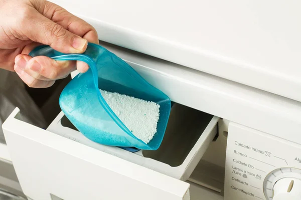세탁기에 세척제를 — 스톡 사진