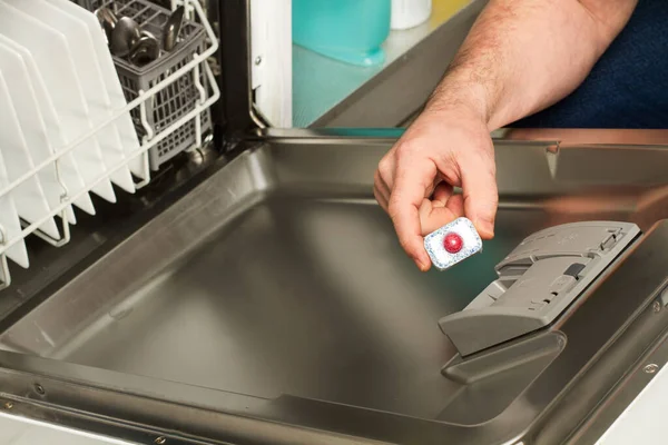 Человек Кладет Таблетку Посудомоечную Машину — стоковое фото