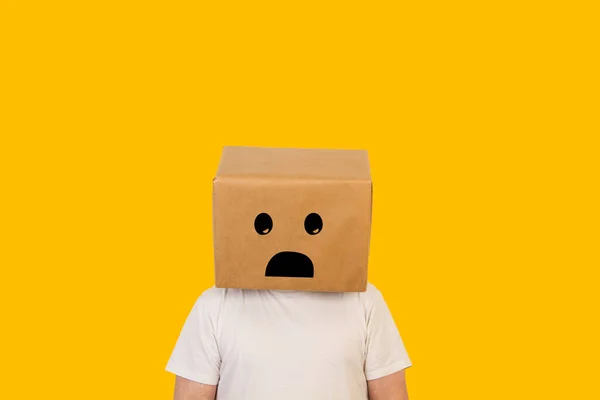 Człowiek Głową Pudełku Smutnym Gestem Narysowanym Nim Żółtym Tle — Zdjęcie stockowe