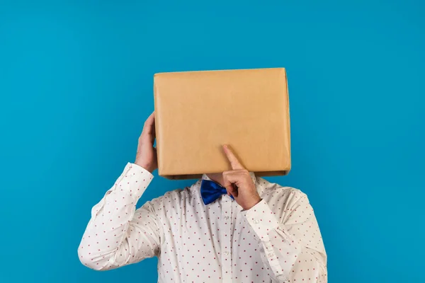 Άνθρωπος Κεφάλι Του Ένα Κουτί Και Κάνει Χειρονομία Σιωπής Ένα — Φωτογραφία Αρχείου