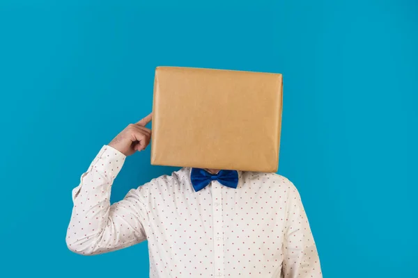 Hombre Con Cabeza Una Caja Con Gesto Idea Sobre Fondo —  Fotos de Stock