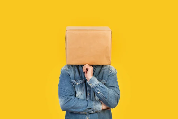 Homem Com Cabeça Uma Caixa Gesto Pensamento Fundo Amarelo — Fotografia de Stock