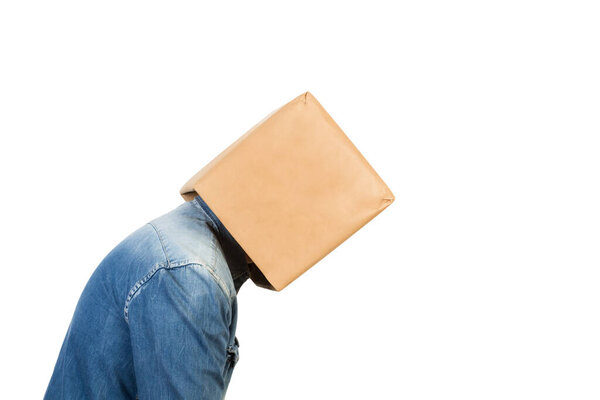 Человек с головой в коробке и грустным жестом на белом фоне с копировальным пространством
