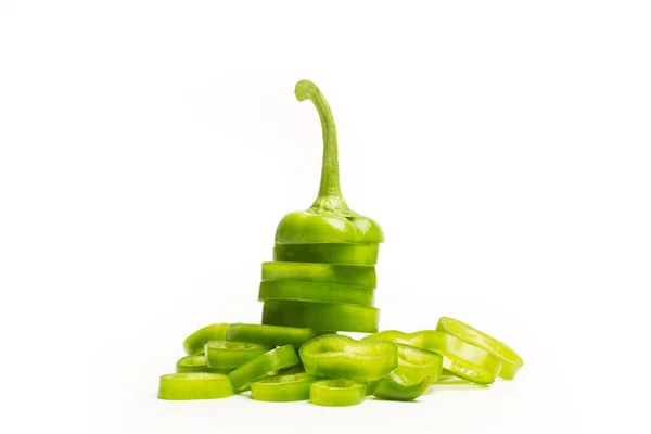 Gesneden Italiaanse Groene Peper Een Witte Achtergrond — Stockfoto
