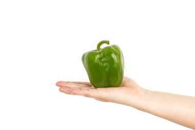 Beyaz arka planda yeşil dolma biber tutan bir adam.