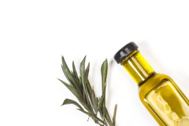 Fotokopi alanı beyaz arka planda bir şişe zeytinyağı.