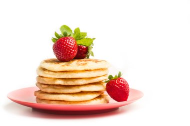 Kırmızı tabakta çilekli krep ve beyaz arka plan.