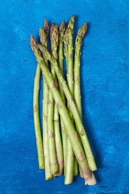 Üst görünümde desenli klasik mavi arkaplanda yeşil kuşkonmaz