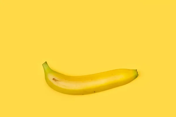 Uma Banana Fundo Amarelo Com Espaço Cópia — Fotografia de Stock