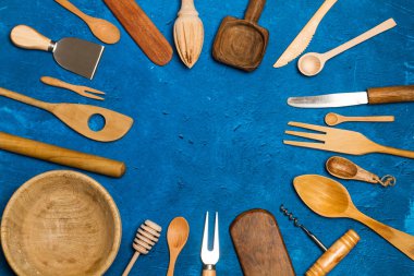 Ahşap mutfak gereçleri üst görünümde klasik mavi arkaplanda.