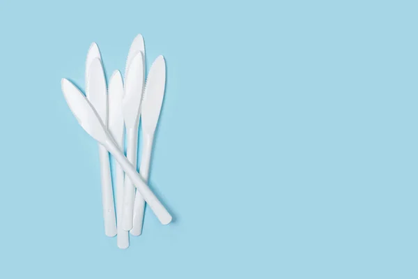 Одноразовые Белые Пластиковые Ножи Светло Голубом Фоне — стоковое фото