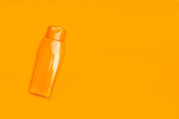Dispenser Crema Solare Sfondo Arancione — Foto Stock