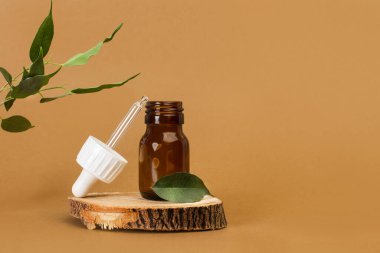 Ağaç gövdesinde ve kahverengi arka planda deri yağı damlası.